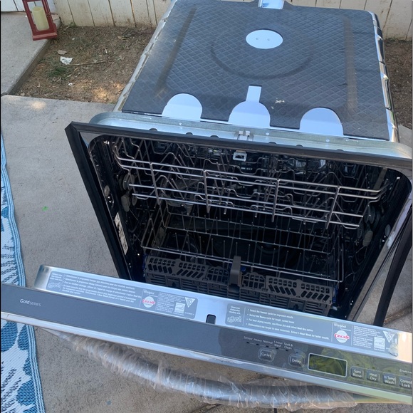 Whirlpool Built in Dishwasher - Picture 2 of 5